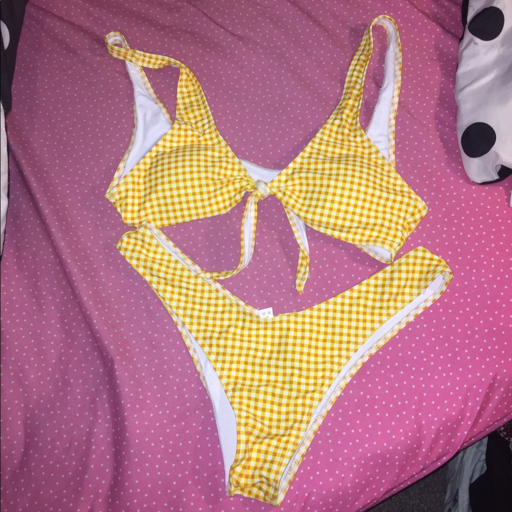 NEVER BEEN WORN SELF TIE TOP